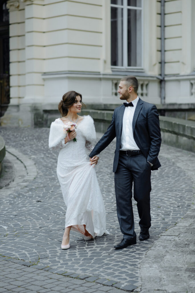 Brautpaar elegant vor Location Berlin Brandenburg