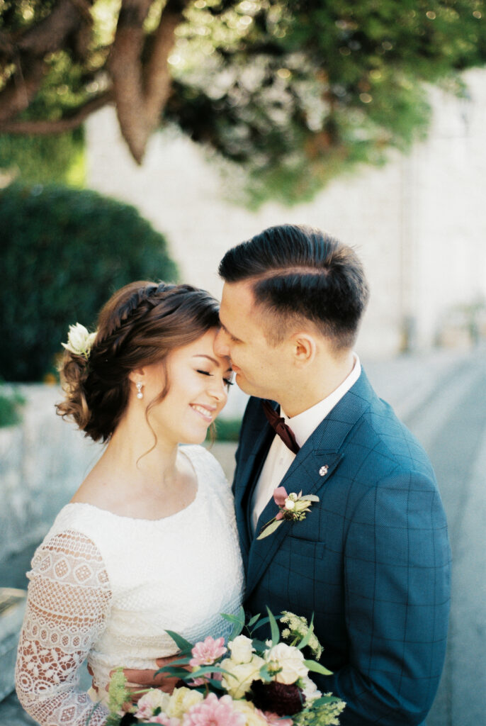 Braut und Bräutigam mit Brautstauß Wedding Planning Berlin Brandenburg